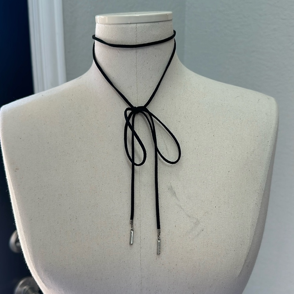 Loft bow necklace